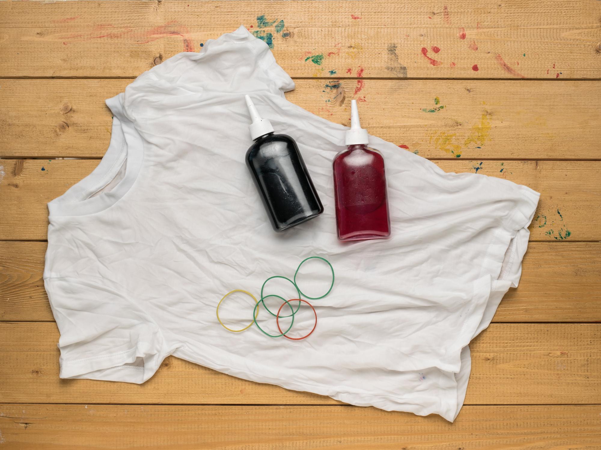 t-shirt z prostym nadrukiem przed haftem